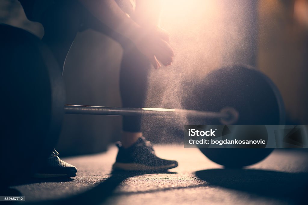 Vorbereitung auf das Heben von Dumbell in einem Fitnessstudio - Lizenzfrei Crosstraining Stock-Foto