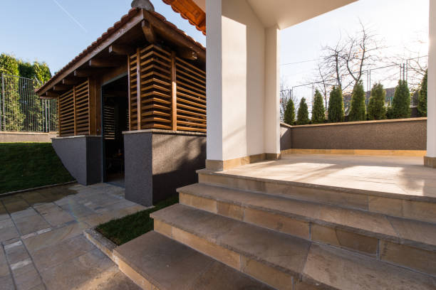 istock Modern log cabin in home yard 639658554