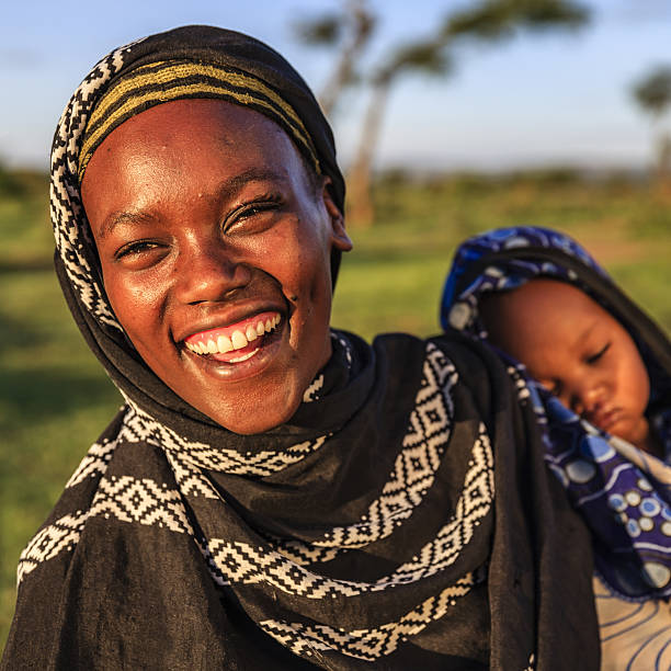 frau von borana-team hält ihr baby, äthiopien, afrika  - ethiopian people stock-fotos und bilder