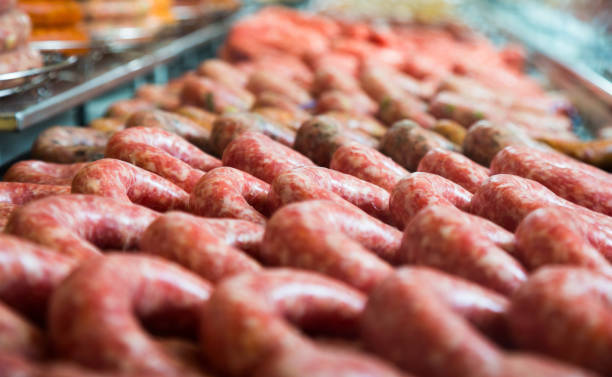 카운터에 소시지 모듬 - meat supermarket butchers shop market 뉴스 사진 이미지