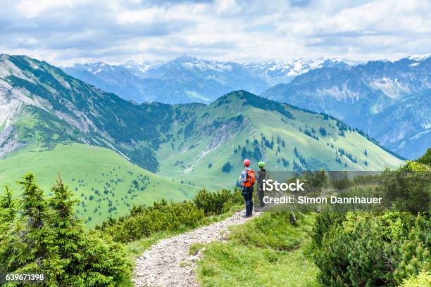Wanderer In Wunderschöner Alpenlandschaft In Deutschland Stockfoto und mehr Bilder von Wandern