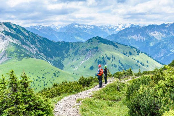 turysta w pięknym krajobrazie alp w niemczech - oberstdorf zdjęcia i obrazy z banku zdjęć