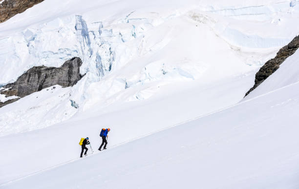 ледяное восхождение на ледник в швейцарии - ледник алеч - aletsch glacier european alps mountain range eiger стоковые фото и изображения