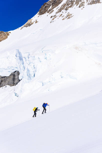 escalada en hielo en el glaciar en suiza - glaciar aletsch - eiger switzerland mountain sport fotografías e imágenes de stock