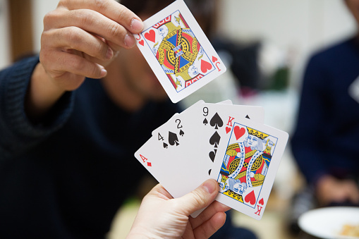 Japoneses jugando al juego de cartas photo