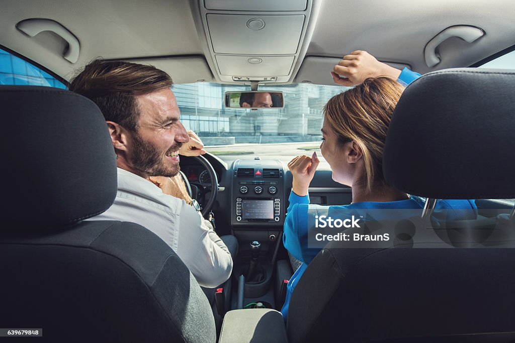 Glückliches Geschäftspaar mit Spaß im Auto. - Lizenzfrei Auto Stock-Foto