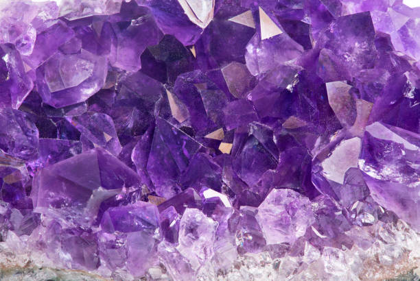 macro del grupo de amatista lila - amethyst fotografías e imágenes de stock