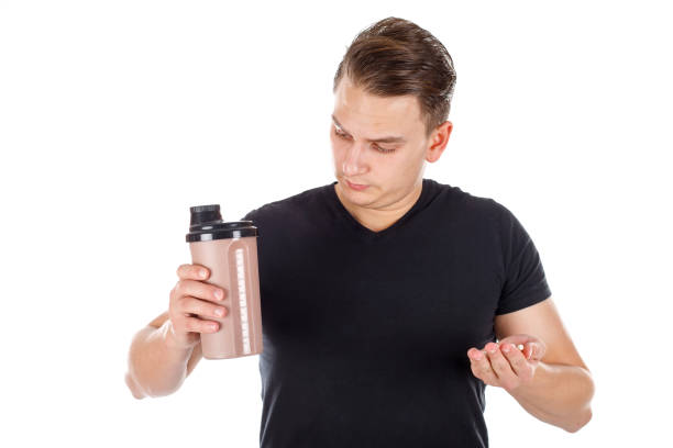 많은 사람들이 이러한 신디사이저 제품을 사용하고 있습니다. - creatine nutritional supplement men human muscle 뉴스 사진 이미지