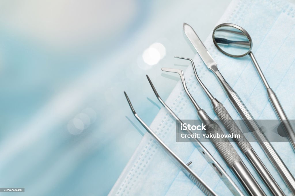 Satz von Metall Zahnarzt, die das medizinische Geräte-tools - Lizenzfrei Zahnarztausrüstung Stock-Foto