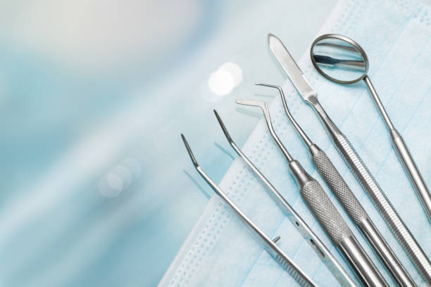 set di metallica attrezzature mediche del dentista strumenti - dental checkup foto e immagini stock