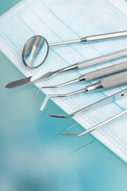 ensemble de métal de dentiste équipement médical outils - dentist mirror orthodontist carver photos et images de collection