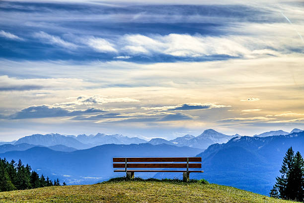 banco en una montaña - escena de tranquilidad fotografías e imágenes de stock