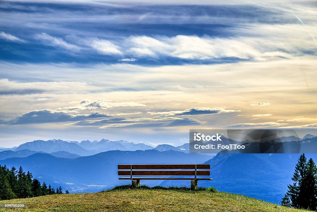 banc à une montagne - Photo de Banc libre de droits