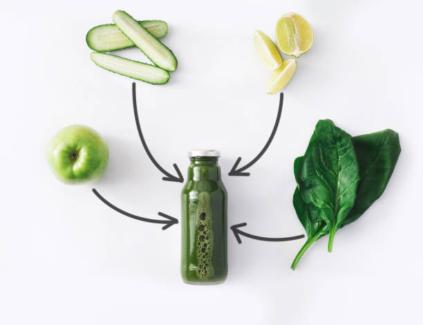 ingredientes naturais desintoxicação verde smoothie isolados em fundo branco - healthy eating fruit drink juice - fotografias e filmes do acervo