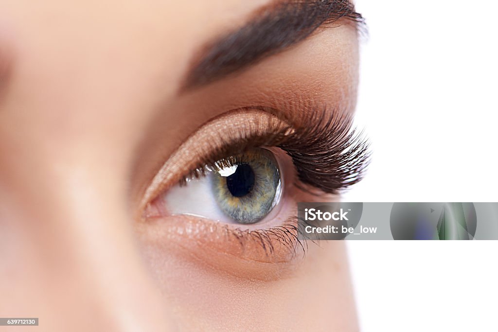Gros plan de l’œil féminin avec maquillage de jour - Photo de Cils libre de droits