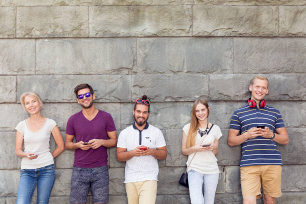 istock Friends and phones 639719054