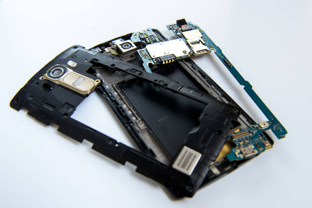 istock repair smartphone 639722098