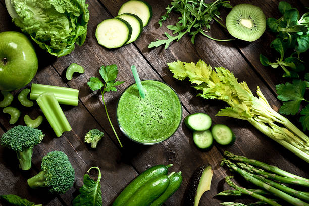 concetto di dieta detox: verdure verdi su tavola di legno - leaf vegetable broccoli spinach vegetable foto e immagini stock