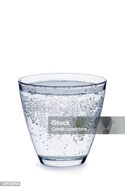 Glas Kohlensäurehaltiges Wasser Mit Blasen Auf Weiß Stockfoto und mehr Bilder von Wasser mit Kohlensäure