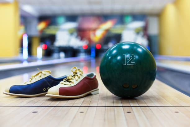 bowling ball and shoes on lane background - boliche de dez paus imagens e fotografias de stock