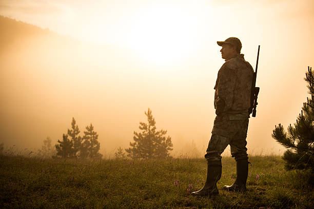 cazador en la naturaleza - rifle shotgun hunting camouflage fotografías e imágenes de stock