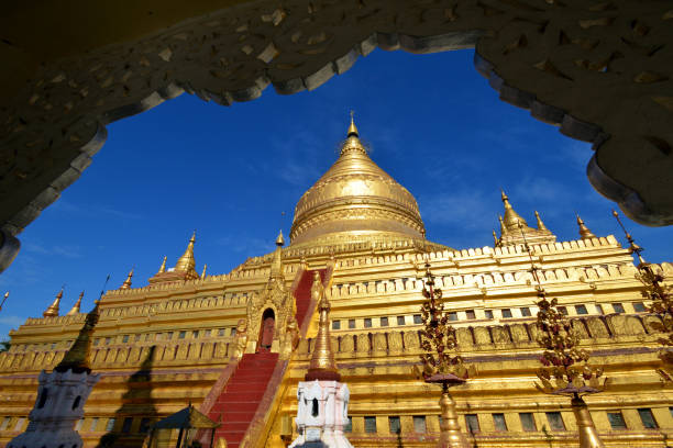 баган , мьянма , швезигон, храм, монастырь - shwezigon paya стоковые фото и изображения