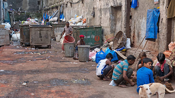 abfallwirtschaft in mumbai - caste system stock-fotos und bilder