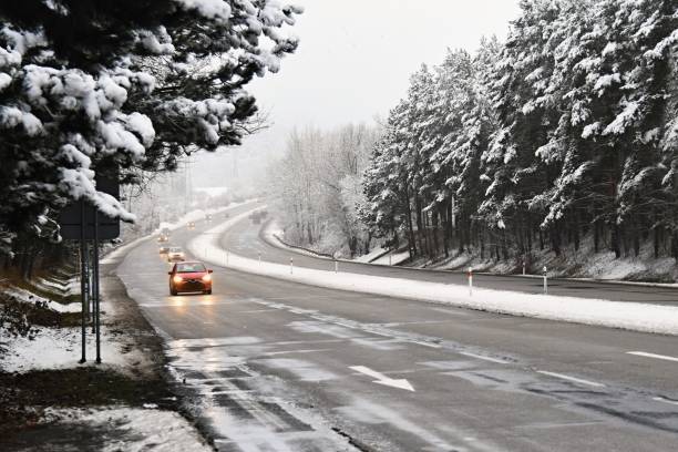 autos auf winterstraße mit schnee. gefährlicher verkehr bei schlechtem wetter - 4x4 off road vehicle car land vehicle stock-fotos und bilder