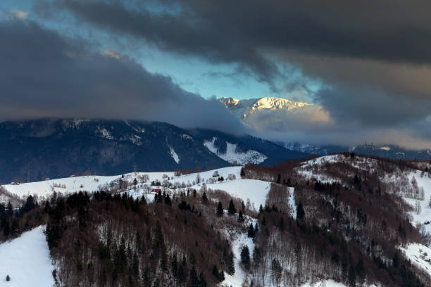 beau coucher de soleil d’hiver, dans les montagnes de bucegi - romanian hay photos et images de collection