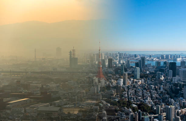 czyste i brudne powietrze nad dużym miastem - toksyczna istota zdjęcia i obrazy z banku zdjęć