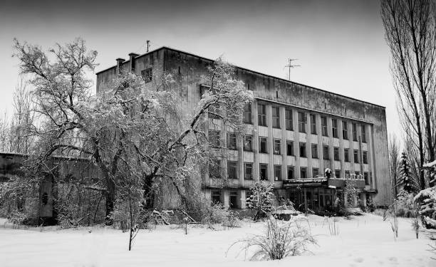 水平黒と白の冬放棄された建物の背景 - judgement day road black white ストックフォトと画像