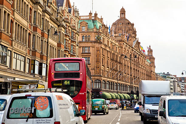 scène de harrods london street - london england urban scene city life bus photos et images de collection