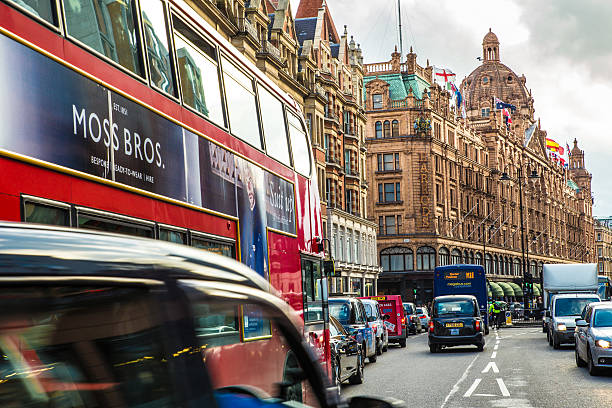 scène de harrods london street - london england urban scene city life bus photos et images de collection