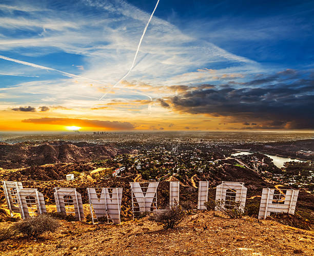 colorido cielo sobre el letrero de hollywood al atardecer - city of los angeles los angeles county sign skyline fotografías e imágenes de stock