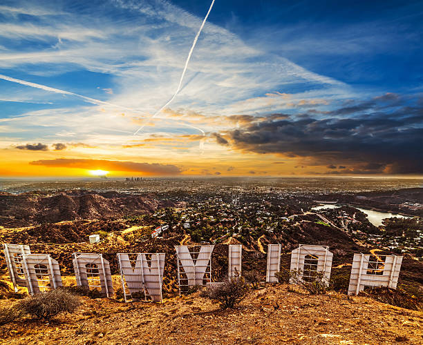 kolorowe niebo nad znakiem hollywood o zachodzie słońca - city of los angeles los angeles county hollywood california california zdjęcia i obrazy z banku zdjęć