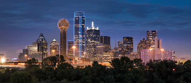 Panorámica de Dallas Texas Skyline y Reunion Tower photo