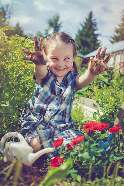 szczęśliwa dziewczynka w ogrodzie - bush child gardening sunlight zdjęcia i obrazy z banku zdjęć
