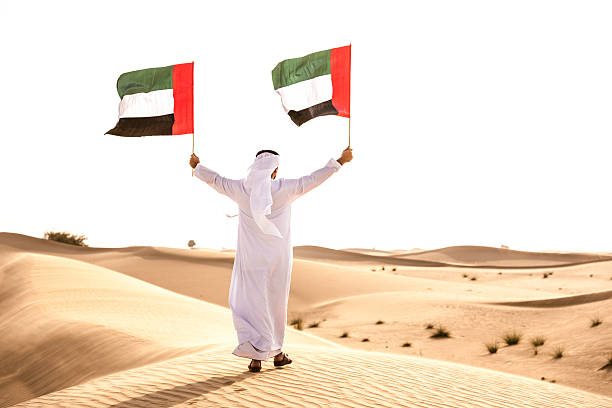 사막에서 uae 국유하루를 축하 - flag of the united arab emirates 뉴스 사진 이미지