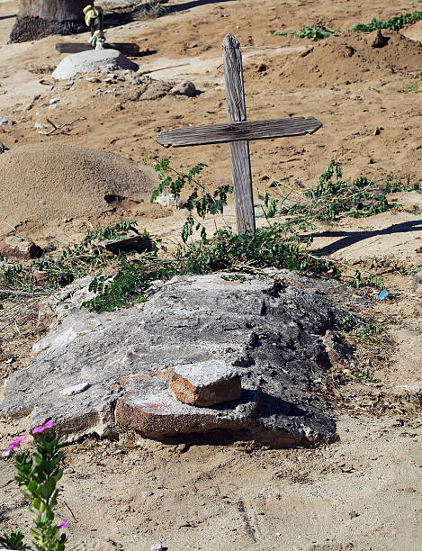 istock Very old Mexican grave site with wood cross 639774944