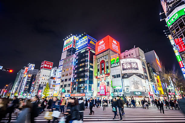 shinjuku strade di notte - tokyo prefecture city skyline night foto e immagini stock