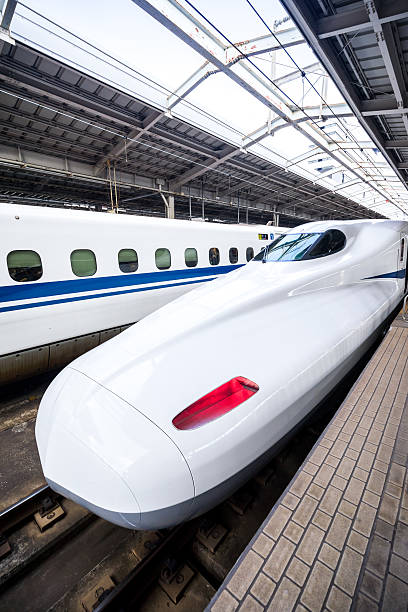 trem-bala shinkansen série n700a na estação shin-osaka - bullet train editorial transportation technology - fotografias e filmes do acervo