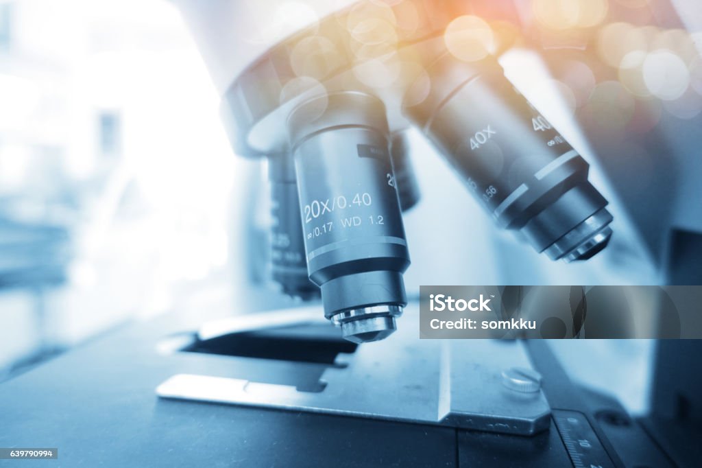 Microscopio da laboratorio. Torna la ricerca scientifica e sanitaria - Foto stock royalty-free di Ricerca medica