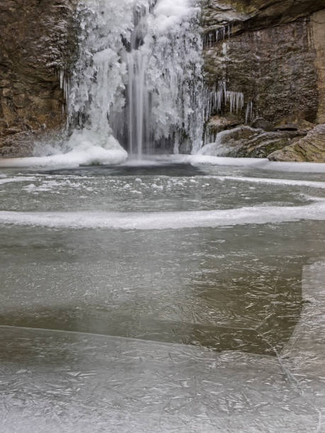 滝の前の氷、アイスフレーシュ・ウント・ワッサーフォール - eisfläche ストックフォトと画像