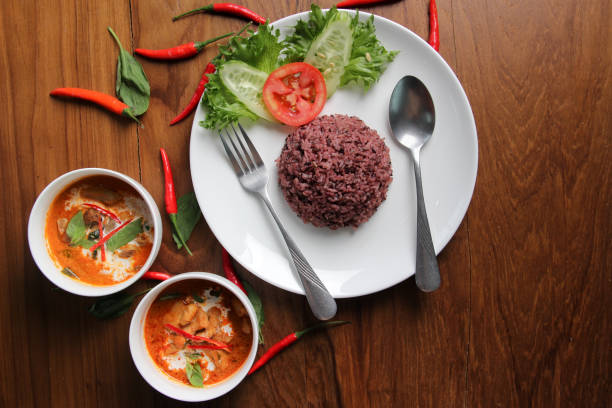 comida tailandesa, panang curry con carne de cerdo, pato, arroz, vista superior - panang curry fotografías e imágenes de stock
