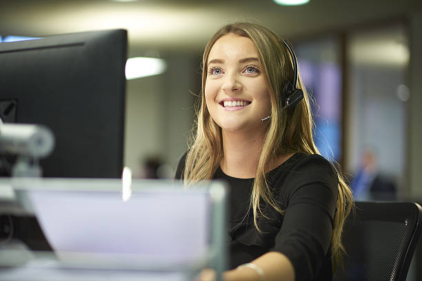 disfrutando del nuevo trabajo - receptionist customer service customer service representative fotografías e imágenes de stock