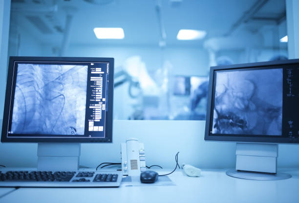 blick auf den modernen medizinischen röntgen-operationssaal (cath lab) - angio stock-fotos und bilder