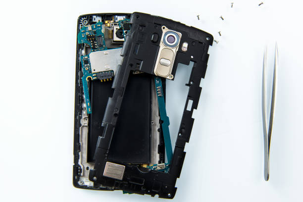 istock repair smartphone 639799974