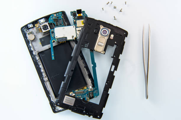 istock repair smartphone 639800024
