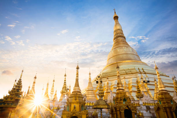 シュエダゴォンパゴダ  - gold pagoda temple myanmar ストックフォトと画像