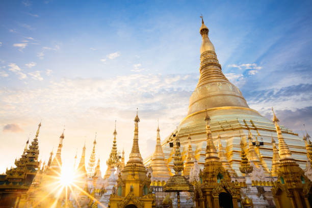 пагода шведагон  - shwedagon pagoda фотографии стоковые фото и изображения